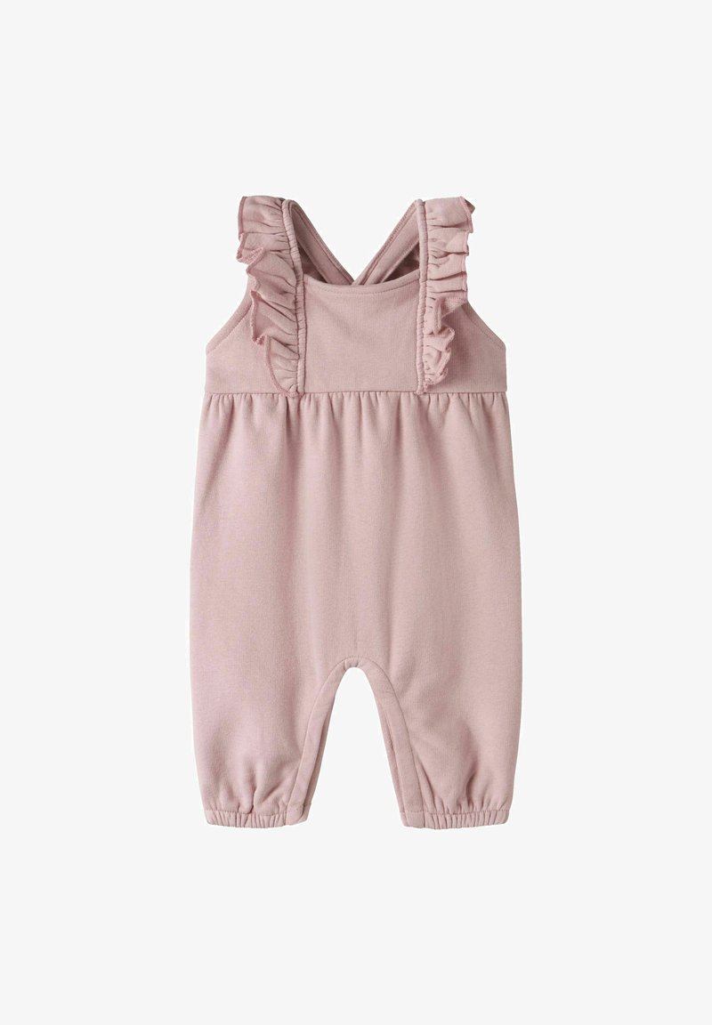 Barboteuse rose clair pour bébé avec bretelles à volants, taille froncée et chevilles élastiquées, conçue pour le confort et la facilité d’utilisation.