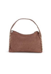 Bolso de hombro de ante marrón con bordes redondeados, asa con tachuelas y cierre de cremallera sobre un fondo blanco.