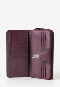 Bordeaux leren portefeuille met een ritssluiting, voorzien van meerdere kaartsleuven, RFID-bescherming en een gladde textuur. Opvallend logo-detail aanwezig.