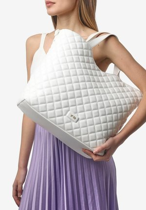 Witte gewatteerde handtas met een unieke asymmetrische vorm, voorzien van een gladde textuur en een metallic logo-accent aan de voorkant.