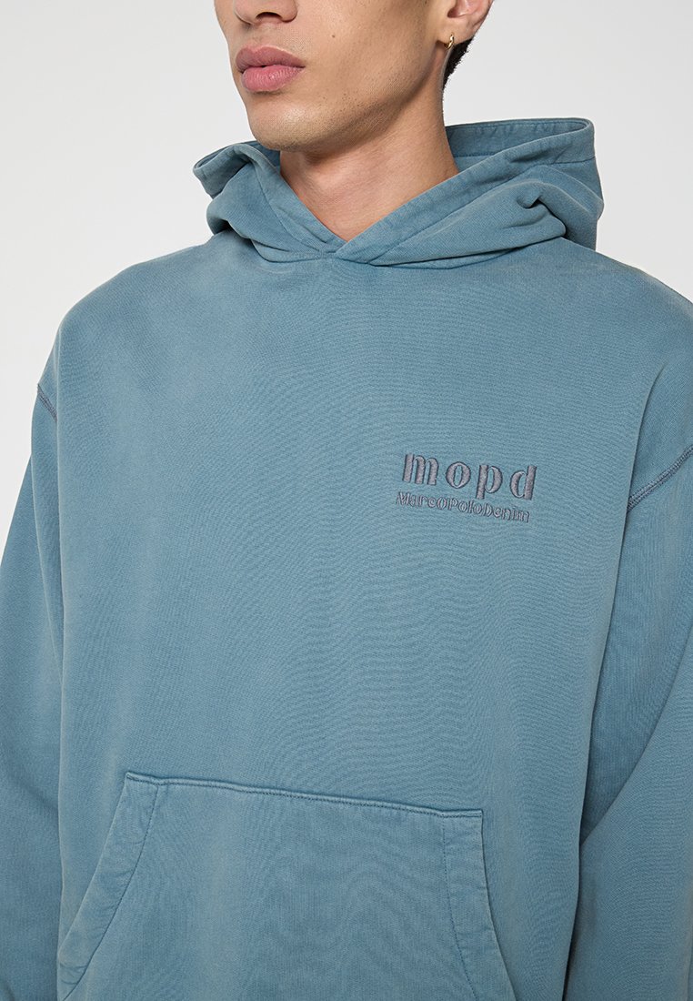 Blaues Baumwollhoodie mit einer Fronttasche, Kordelzugkapuze und gesticktem Logo. Verfügt über einen lässigen Schnitt und strukturierten Stoff.