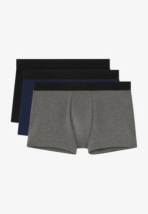 Tre paia di boxer da uomo: grigio, blu scuro e nero. Ognuno presenta un morbido elastico con logo impresso e un tessuto in morbido misto cotone.