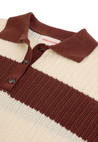 Poloshirt met afwisselende crèmekleurige en bruine strepen, met een gestructureerde stof, een bruine gebreide kraag en drie bruine knopen.