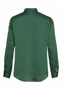 Chemise à manches longues en satin vert foncé, dotée d'un col classique, d'un ourlet arrondi et d'évents sur les côtés pour faciliter les mouvements.
