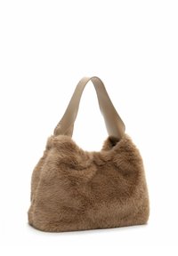 Borsa in pelliccia sintetica marrone con una superficie morbida e testurizzata, progettata con una parte superiore curva e una larga tracolla in pelle piatta.