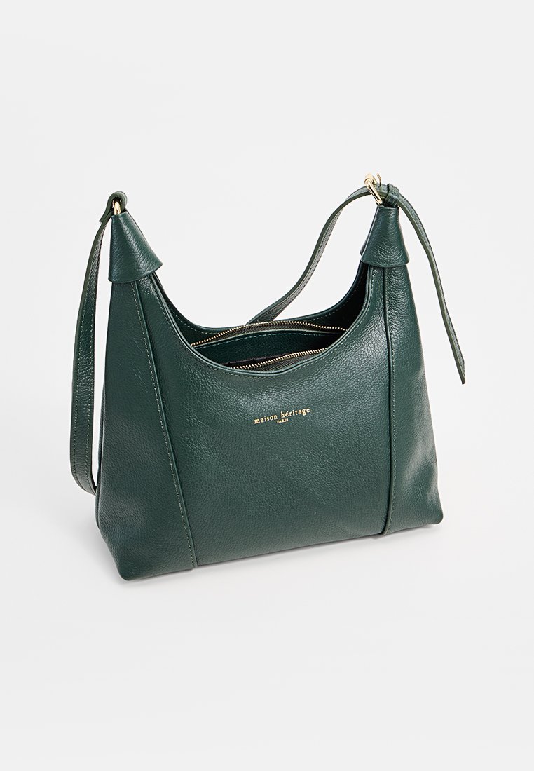 Bolso de cuero verde con un diseño relajado, que cuenta con una sola correa para el hombro, herrajes en tono dorado y un discreto detalle de marca.