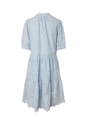 Hellblaues Midi-Spitzenkleid mit Ösen, Puffärmeln, gezacktem Saum und geraffter Taille, Rückansicht.