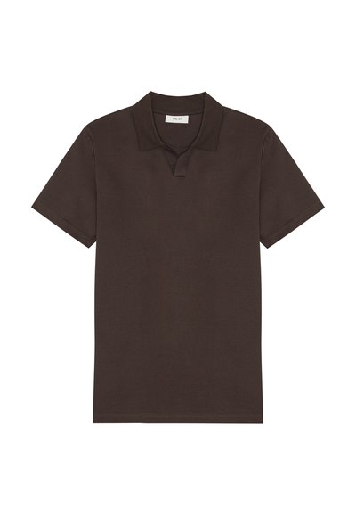 Koszulka polo z krótkim rękawem w ciemnym brązie, z klasycznym kołnierzykiem i miękką, gładką teksturą. Brak widocznych logotypów lub wzorów.