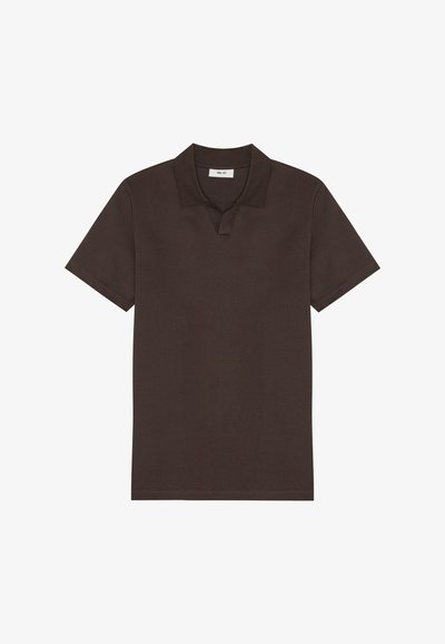 Koszulka polo z krótkim rękawem w ciemnym brązie, z klasycznym kołnierzykiem i miękką, gładką teksturą. Brak widocznych logotypów lub wzorów.