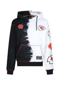 Huppari musta-valkoisessa tye-dye -kuosissa, jossa on punaisia ompeleita. Ominaisuuksiin kuuluvat logot, etutasku ja säädettävät nyörit. Pehmeä kangas.