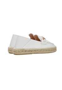 Alpargatas de cuero blanco con suela de yute trenzado, que cuentan con un diseño de doble correa y detalles en herrajes de tono dorado.