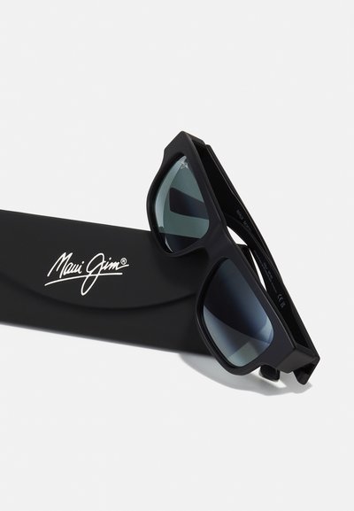 Svarte Maui Jim solbriller med polarisert linse, med matte overflater og rektangulær form. Leveres med et merket svartetui.