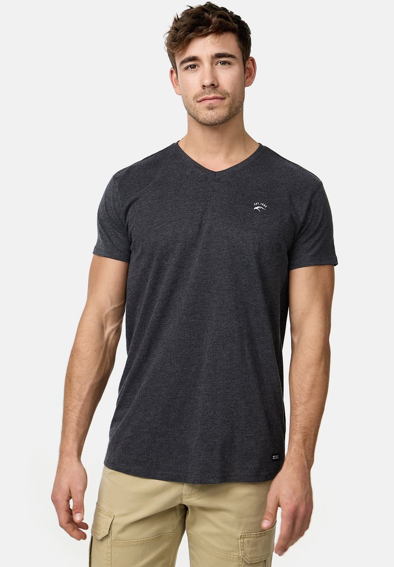 Mørkegrå v-hals t-shirt lavet af blødt stof, med et lille logo på brystet. Korte ærmer og en behagelig pasform.