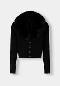 Svart kortad ribbad kavaj med långa ärmar, framknappar och stor fluffig faux fur-krage.