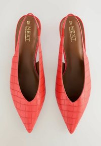 Röda faux läder slingback-skor med krokodilmönster, spetsig tå-design och en brun inredning. Finns med varumärke på sulan.