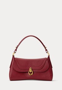 Pequeño bolso de cuero burdeos con solapa curva y cierre dorado, con una sola correa corta y acabado texturizado.