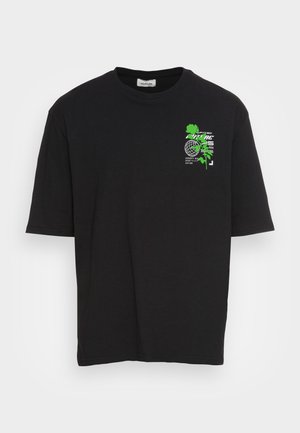 T-shirt en coton noir à manches courtes, avec un graphique vert représentant un globe et des feuilles sur la partie gauche de la poitrine.