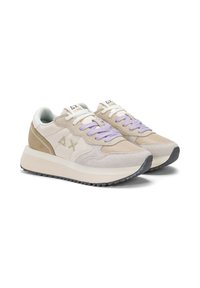 Sneaker beige e grigio chiaro con materiali in rete e suede, dotate di una suola in gomma bianca e grigia, lacci viola e un logo sulla linguetta.