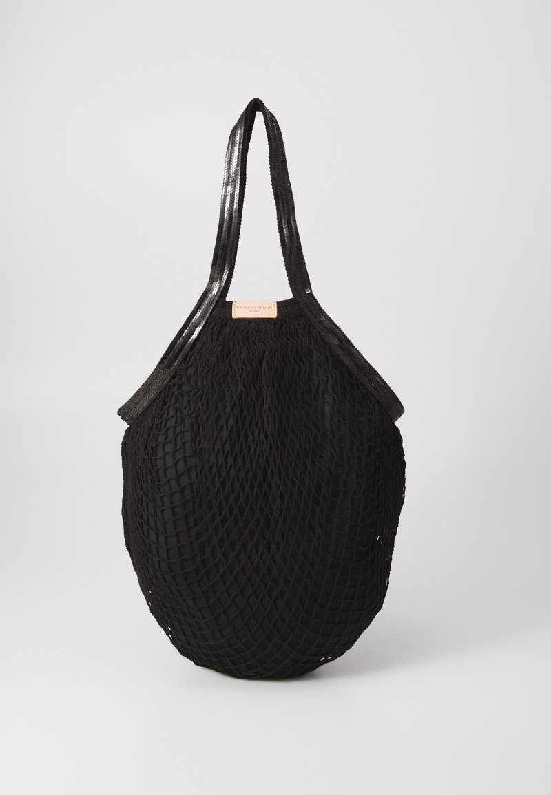 Sac fourre-tout noir tissé en forme ovale, avec des poignées lisses et un design texturé en filet. Étiquette visible sur le côté.
