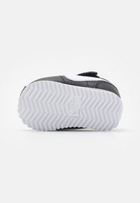 Nike Sportswear CORTEZ EASYON - Sportbačiai - black/white/cool grey