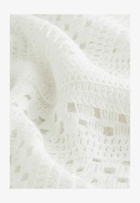 Neselectat, white ecru