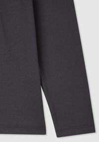 Ciemnoszara koszula z długim rękawem wykonana z gładkiej tkaniny bawełnianej, o prostym kroju i prostym przeszyciu na mankietach oraz brzegu.