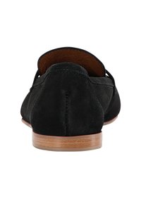 Mocasiini negri din suede, cu vârf rotunjit și cusături minime, având o talpă decorată uniform, de culoare maro. Vederea din spate evidențiază un design curat și aerodinamic.
