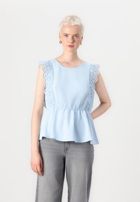 Hele sinine peplum särk, millel on pitsist ääred õlgadel, ringjoonekaeluse ja volangiga talje. Sile tekstuur ja laienev äär.