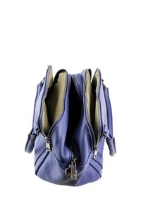 Leren handtas met drie ritsvakken, een paars getextureerd buitenkant, beige voering en metalen accenten.