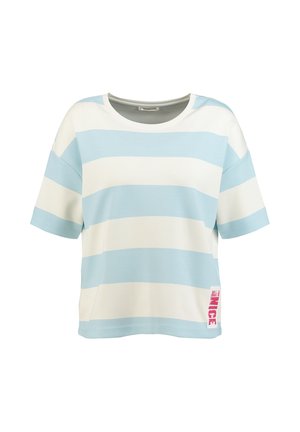 Chemise ample à manches courtes avec larges rayures horizontales bleues et blanches et une petite étiquette rose "NICE" près de l'ourlet inférieur.