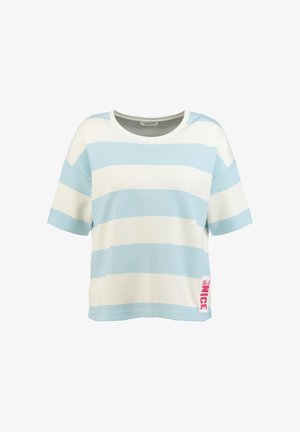 Camicia a maniche corte e vestibilità ampia con ampie strisce orizzontali blu e bianche e una piccola etichetta rosa con la scritta "NICE" vicino all'orlo inferiore.