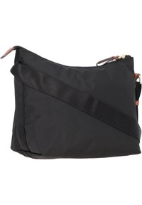 Borsa a spalla nera in nylon con un accento diagonale in tessuto, zipper dorato e dettagli in pelle marrone chiaro. Presenta una ampia tracolla regolabile.