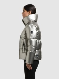 Sølvfarvet dunjakke med høj krave, quiltet design og sidelommer. Har en logo-patch på venstre ærme og en mat finish.