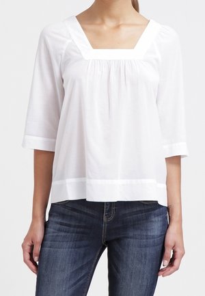 Witte, loszittende blouse met een vierkante halslijn, driekwartmouwen en verticale plooien in het midden. Zachte, lichtgewicht stof.