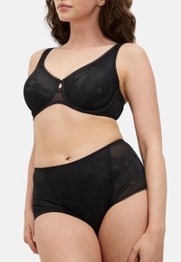 Sort lingeri sæt bestående af en bh med blomsterlacemønster og gennemsigtig underlag samt højtaljede matchende trusser med dekorativ kant.