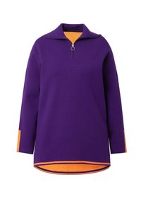 Paarse pullover met lange mouwen en een halve ritssluiting, oranje binnenvoering, oranje achterkant en oranje accenten op de mouwmanchetten.