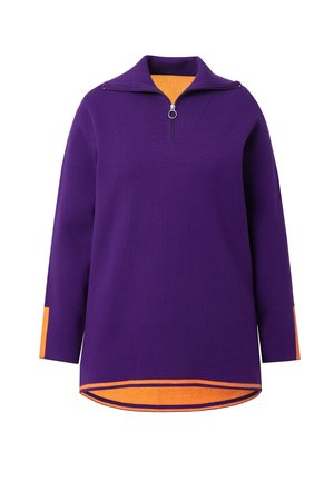 Suéter de manga larga morado con cuello de media cremallera, forro interno naranja, franjas naranjas en el dobladillo y acentos naranjas en los puños de las mangas.