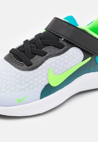Nike Performance REVOLUTION 7 - Scarpe da corsa su strada - black/green strike/football grey/aquamarine