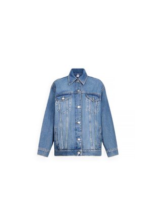 Giubbotto in denim blu con chiusura a bottoni, colletto a punta, due tasche sul petto e maniche lunghe. Presenta dettagli invecchiati e cuciture decorative.