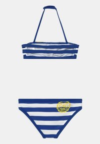 Blaue und weiße gestreifte Bikini-Sets mit einem Bandeau-Oberteil, das drei horizontale Streifen und ein rundes gelbes Logoetikett am unteren Ende aufweist.