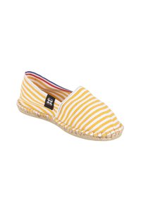 Espadrille rayée jaune et blanche avec une tige en tissu, une semelle en corde tressée et un bord cousu. L'intérieur présente des accents rouges et bleus.