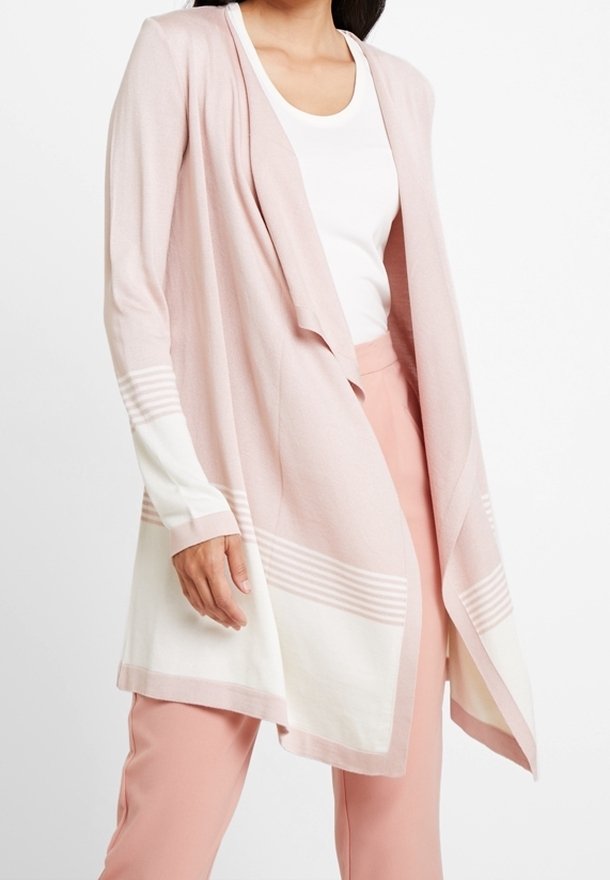 Ljusrosa cardigan gjord av mjukt tyg, med en draperad öppen framsida och vita ränder vid muddarna och nederkanten. Slät textur.