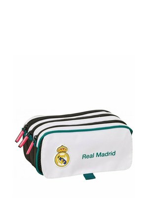 Biała piórnik z trzema zamkami błyskawicznymi z logo i napisem Real Madrid, czarne suwaki i zielone obszycia na białym tle.