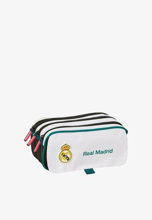 Biała piórnik z trzema zamkami błyskawicznymi z logo i napisem Real Madrid, czarne suwaki i zielone obszycia na białym tle.