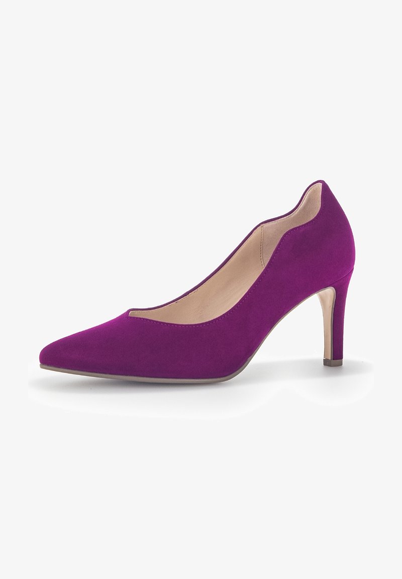 Escarpin en daim violet avec un bout pointu et des côtés incurvés. Il présente un talon fin et une doublure intérieure lisse, offrant un design élégant.