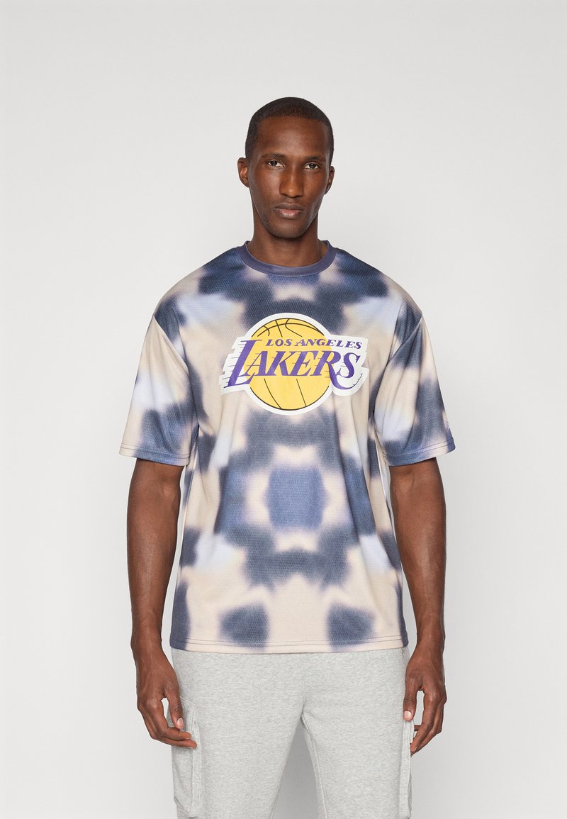Īsām piedurknēm T-krekls ar šūnu krāsojumu bēšā un zilā krāsā, ar apļveida dzelteno un purpursarkano "Los Angeles Lakers" logo priekšpusē.