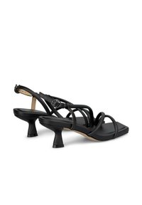 Zwarte sandalen met hakken, voorzien van dunne banden, een vierkante neus en een unieke flared hakontwerp. Glad textuur met een minimalistische esthetiek.