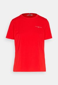 Rød bomulds T-shirt med rund halsudskæring, korte ærmer og et lille hvidt logo på venstre bryst. Flad, glat tekstur.