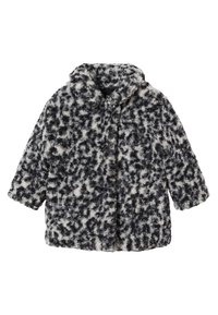 Chlupatý černobílý tištěný kabát s kapucí, volného střihu a viditelnými knoflíky, vyrobený z měkkého, texturovaného materiálu.
