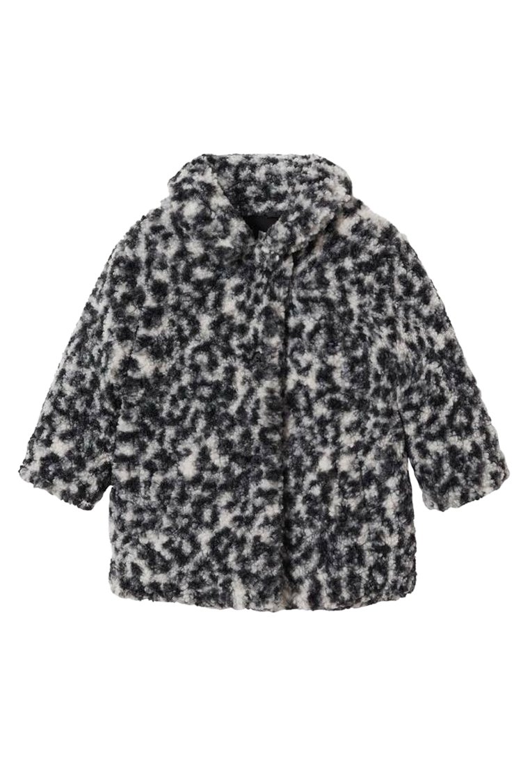 Chlupatý černobílý tištěný kabát s kapucí, volného střihu a viditelnými knoflíky, vyrobený z měkkého, texturovaného materiálu.